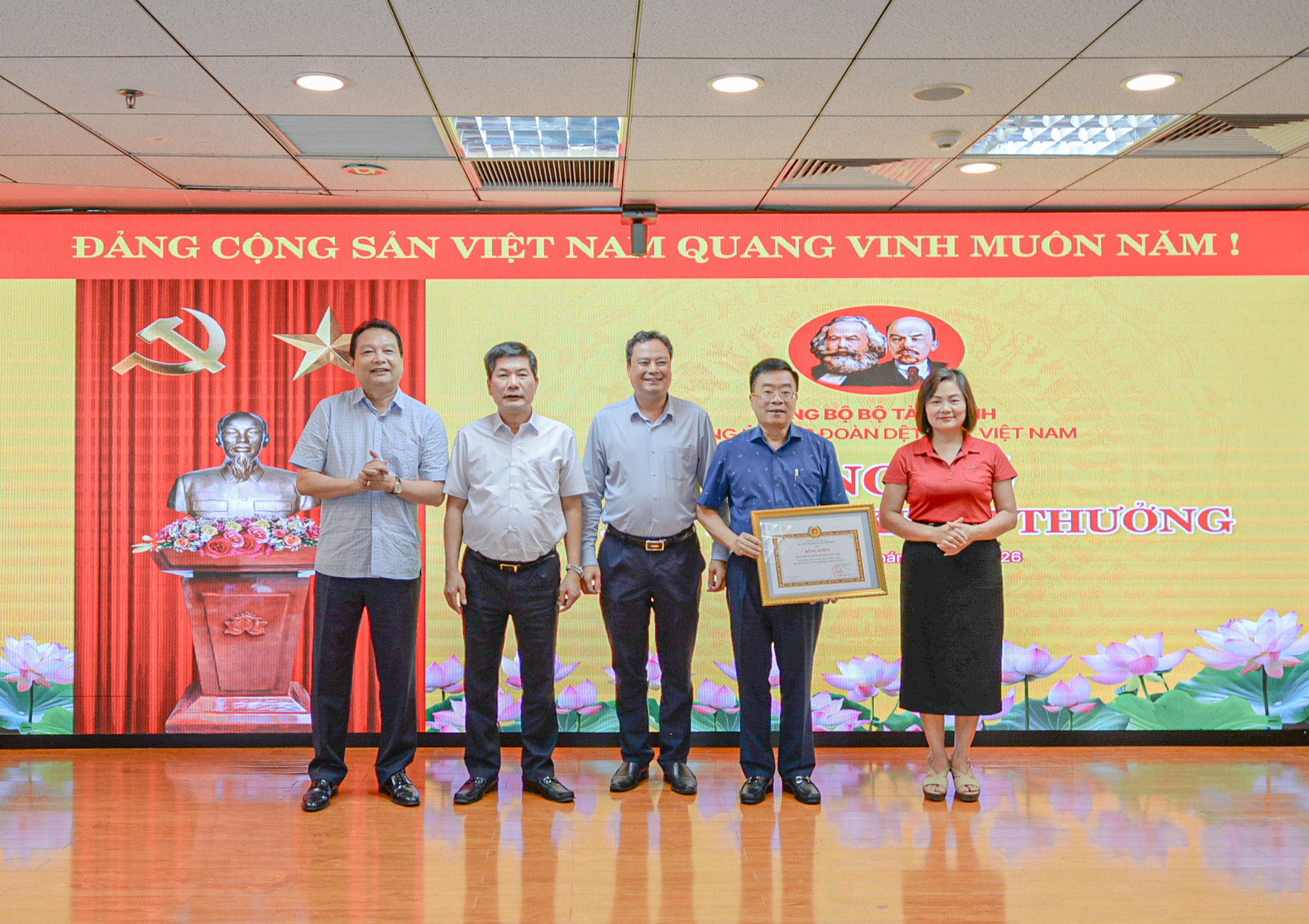 Đảng ủy Vinatex tổ chức hội nghị sơ kết công tác xây dựng Đảng 6 tháng đầu năm và triển khai nhiệm vụ trọng tâm 6 tháng cuối năm 2026